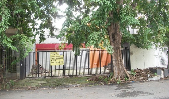 Business House on Jl. Teuku Umar, Central Surabaya, Strategic Location, Suitable for Restaurant / Cafe / Office / Clinic, etc.