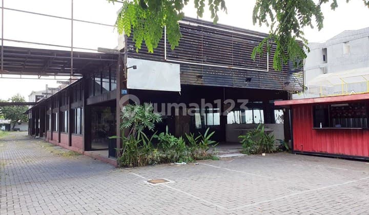 Rumah Usaha di Raya Arif Rahman Hakim Surabaya Timur, Luas 1358,5 m2, Parkir Luas, Cocok untuk Resto/Cafe, Klinik, Kantor dsb, Min 2 thn
