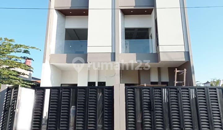 Brand New House !!! in South Tenggilis Mejoyo, South Surabaya, Minimalist, 2 Floors, only 2 units available...!!!
