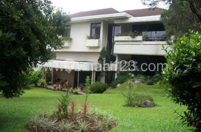 Rumah Kokoh Dengan Halaman Luas di Mega Cinere