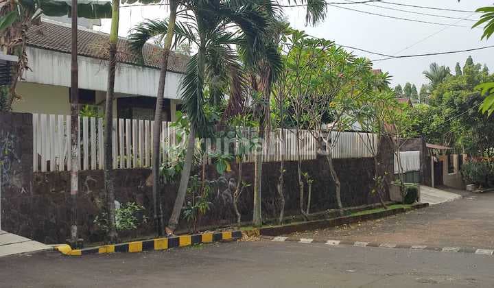 Rumah Bagus Siap Huni Hadap Taman Dalam Komplek Dekat Mall Cinere