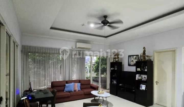 Two-story hook house in a cluster in Kebayoran Bintaro