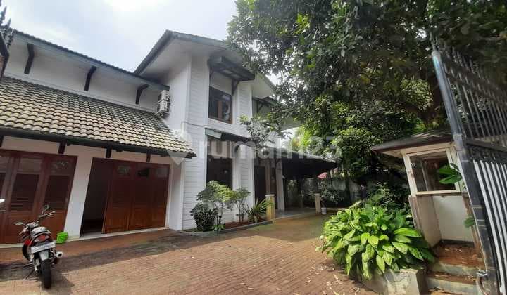 Rumah Kemang Dalam Jakarta Selatan dengan Private Pool, Asri, Lokasi Strategis.