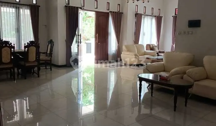 Hoek House in Puri Bintaro