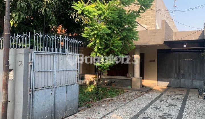 SPACIOUS HOUSE NEAR JATINEGARA STATION EAST JAKARTA