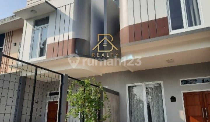 Disewakan 2 Unit Rumah Raffles Hills Cibubur, Depan Taman