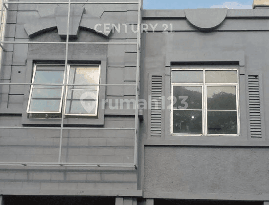 Ruko Gandeng Pinggir Jalan Raya di Deltmas