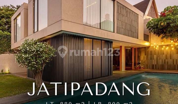 Rumah Modern Tropis Halaman Luas di Jati Padang, T 880 B 800