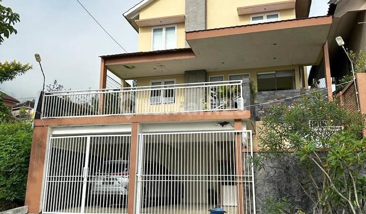 Rumah/Villa di Panderman Hills Batu Jl. Jeruk, 3 Lantai, View Bagus