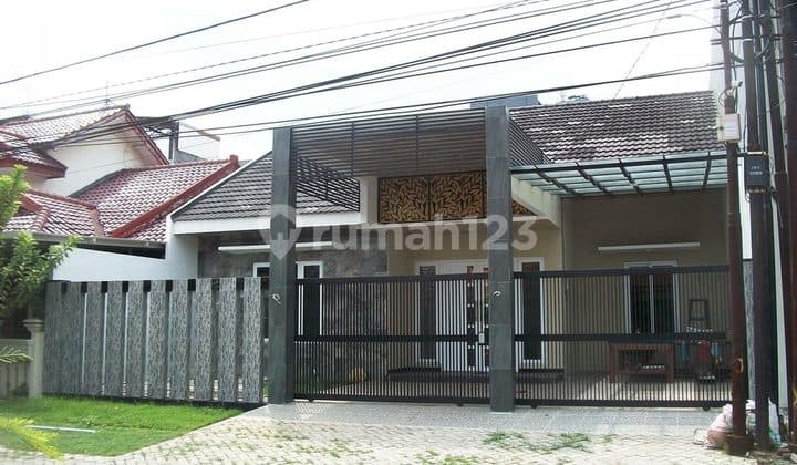 Rumah di Jemursari Surabaya, Lokasi Strategis, Minimalis, Dekat Hotel, Row Jalan 6 meter, ada taman depan & belakang rumah, Siap Huni