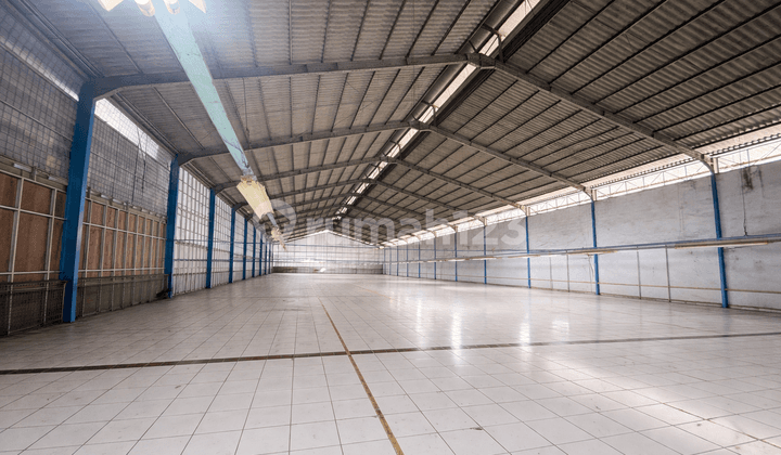 Warehouse in Tangerang, Very Spacious Building, Good Location, Ready to Use