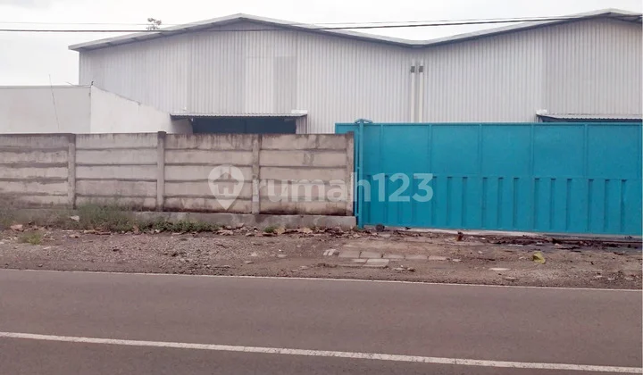 Warehouse on Jl. Raya Mojokerto - Lamongan, Mojodadi Village, Kemlagi District - Mojokerto, with a highly strategic location, accessible by truck (tronton) at the intersection.