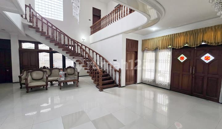 Rumah di Raya Satelit Utara Surabaya Barat, Strategis, Row Jalan Lebar, Bebas Banjir