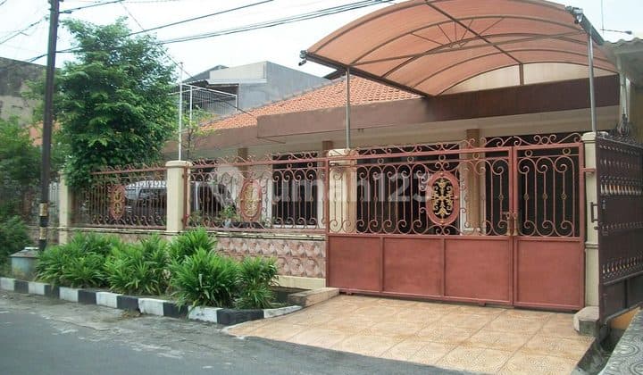 Rumah di Jemur Andayani Surabaya, Luas 15 X 20 M2, Bagus + Terawat, Row Jalan Lebar, bisa untuk Rumah Tinggal/Kantor - LT -