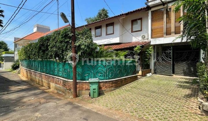 Rumah besar dalam komplek ada kolam renang di Jl. Fatmawati Raya Jalarta Selatan