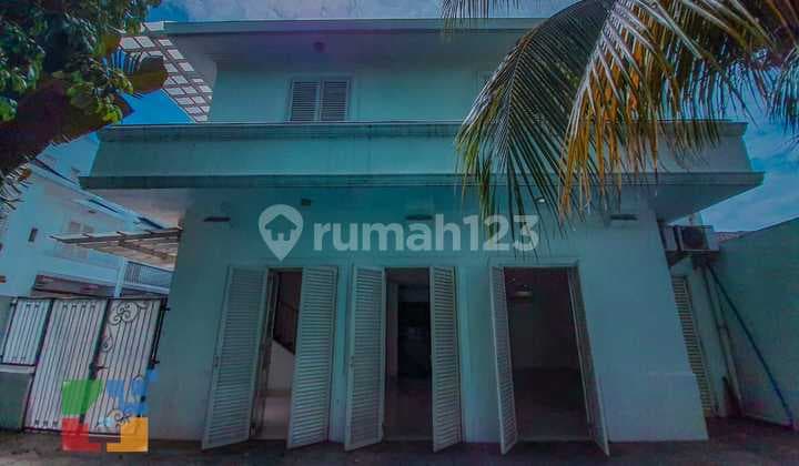 DISEWAKAN Rumah dua sisi terbuka, semua mata tertuju. Ini rumah kamu berikutnya di Dua @Kemang Jakarta Selatan !!