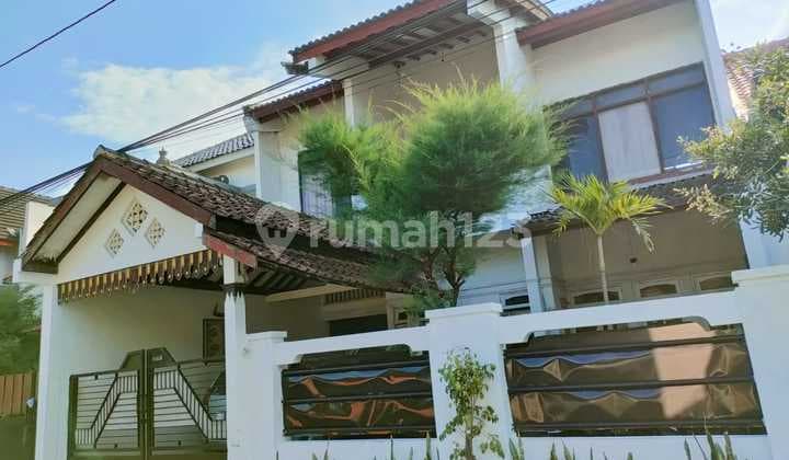 Middle town house near Gedong Kuning street