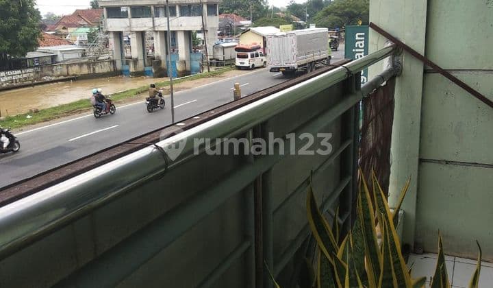 Penjualan murah dari 2 toko yang bersebelahan dengan bonus 1 rumah tinggal, di atasnya terdapat rumah burung walet, dijual murah, luas tanah hanya,