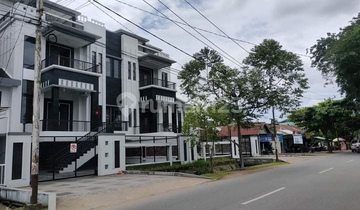 Rumah Mewah Tepi Jalan Pusat Kota Pontianak
