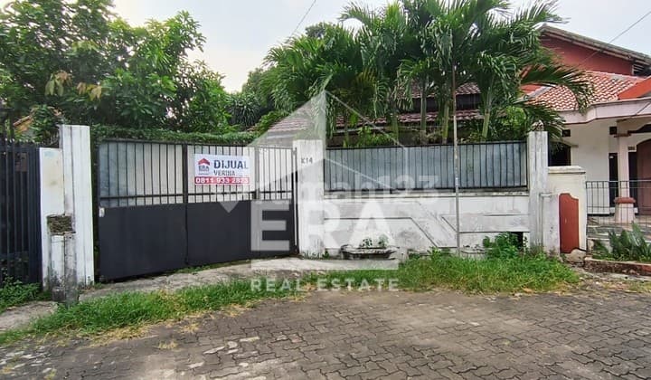 Rumah Dgn Tanah Luas di Lingkungan Yg Tenang