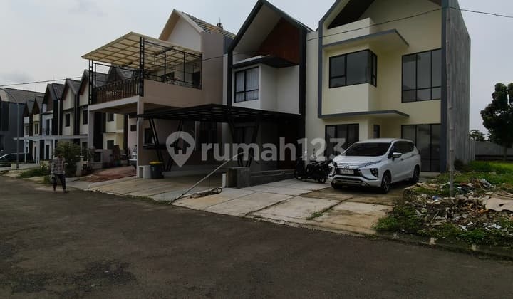 Affordable Ready-to-Occupy House in a Large Complex