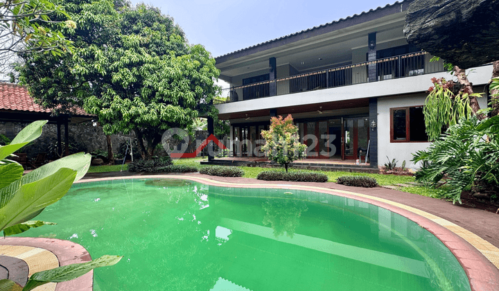 Rumah Siap Huni Dalam Komplek Halaman Luas Lingkungan Tenang Di Kemang, Jakarta Selatan