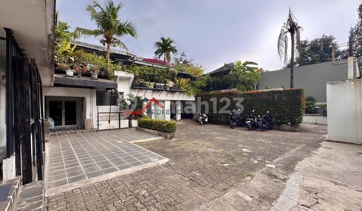 Rumah Lama Hitung Tanah Lingkungan Tenang Jalan Lebar di Kemang Jakarta Selatan