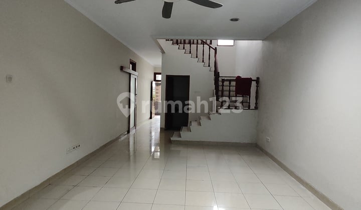 Komplek Dekat MRT - bisa Buat Kantor - Harga Sewa 120 Juta Per Tahun. Nego -