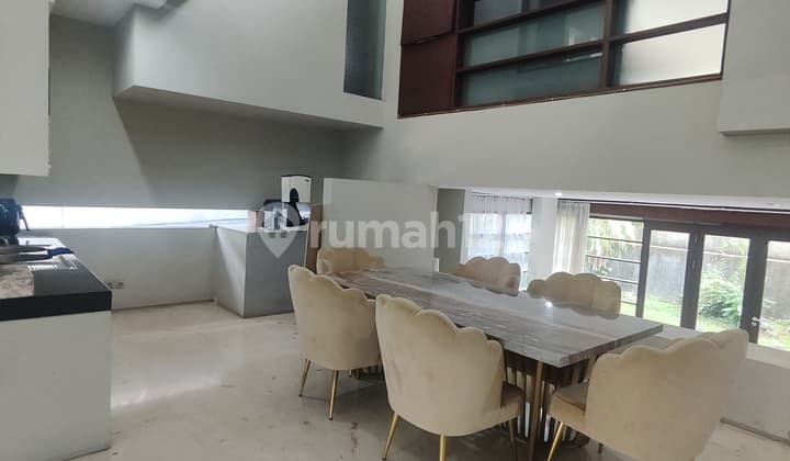 Townhouse - Semi Furnished - Harga Sewa 200 Juta Per Tahun..
