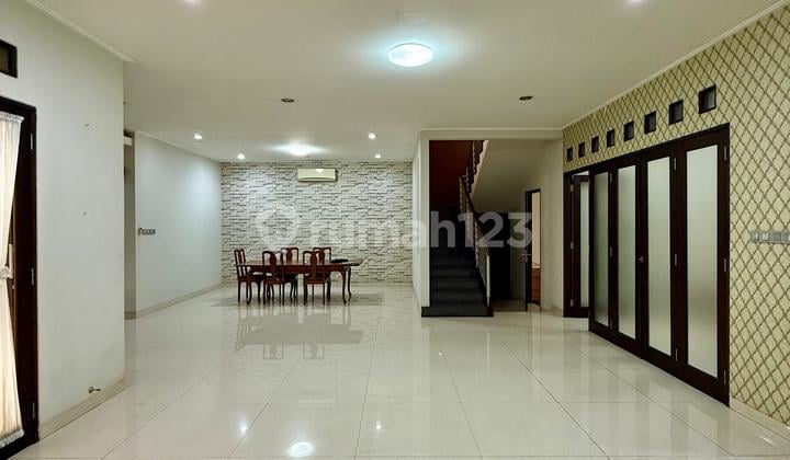 Komplek-fully Furnished- Harga Sewa 350 Juta Per Tahun -