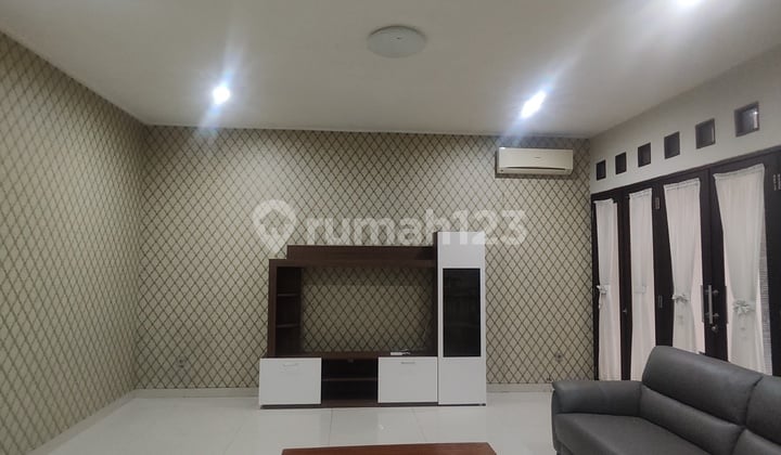 Fully Furnished - Dekat Sudirman - One Gate - Harga Sewa 350 Juta Per Tahun. Nego -