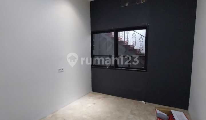 Cocok Buat Kantor-Parkir 5 Mobil- Harga Sewa 295 Juta Per Tahun. Nego -