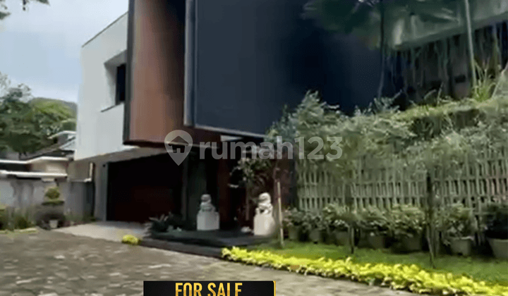 Spacious Modern Tropical House Ready to Occupy, Strategic Location in Kebayoran, South Jakarta