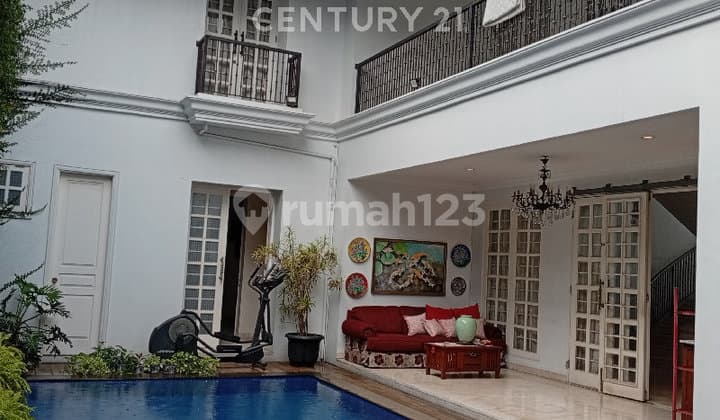 Ready-to-Live Exclusive House in Hook, South Jakarta
