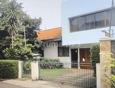 Rumah Hoek di Atas Lahan Luas 1.042 M²- Langka & Premium - Kebon Jeruk, Jakarta Barat
