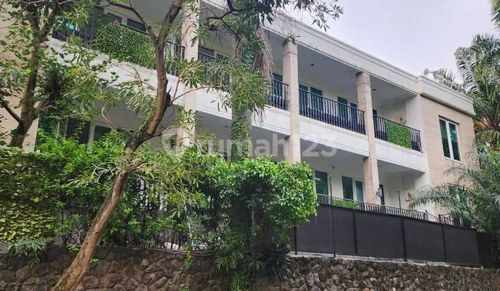 Rumah Mewah dengan 5 Kamar Tidur