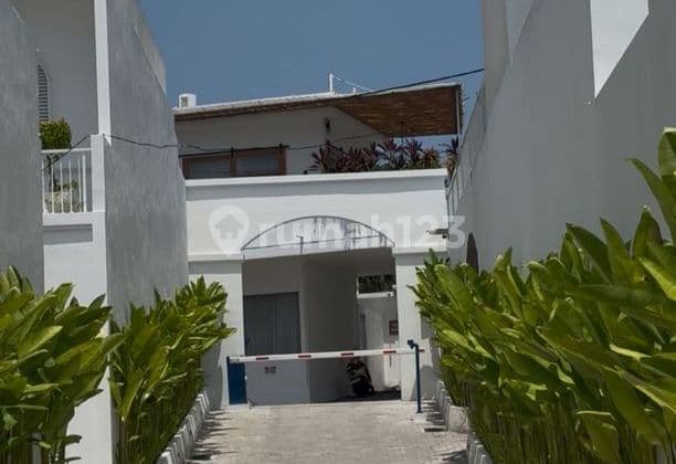 Villa Modern Strategis 3 Lantai Dijual, di Umalas, Kerobokan Area