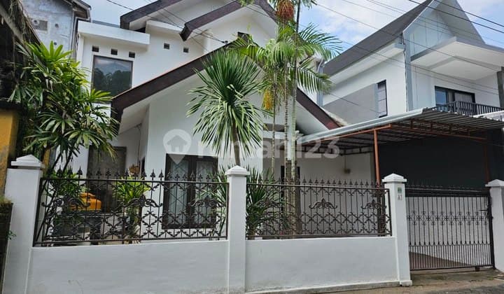 Rumah 4 Kamar Tidur Disewakan, di Area Sunset Road, Seminyak