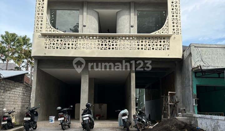 Bangunan 3 Lantai untuk Usaha Disewakan, di Beraban Kerobokan Area