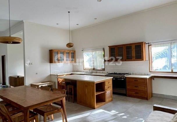 Rumah Mewah Full Furnished Disewakan, di Gn Salak Denpasar Barat Area