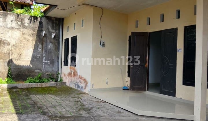 Old 2-Story House for Sale, in the Batu Area of Gianyar Badung