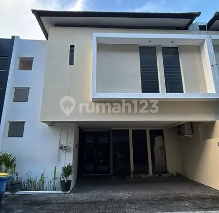 "... Dilapisi dengan ubin keramik berukuran 60x60, dan area parkir dapat menampung hingga 2 mobil mobil" Means fully furnished 3 Bedroom House for Sale in West Denpasar Area, and under pictures: "... Ceramic tile floor (60x60), and parking can fit up to 2 cars".