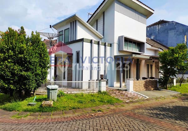 Rumah Modern di Kompleks Elit Villa Puncak Tidar, Posisi Pojok