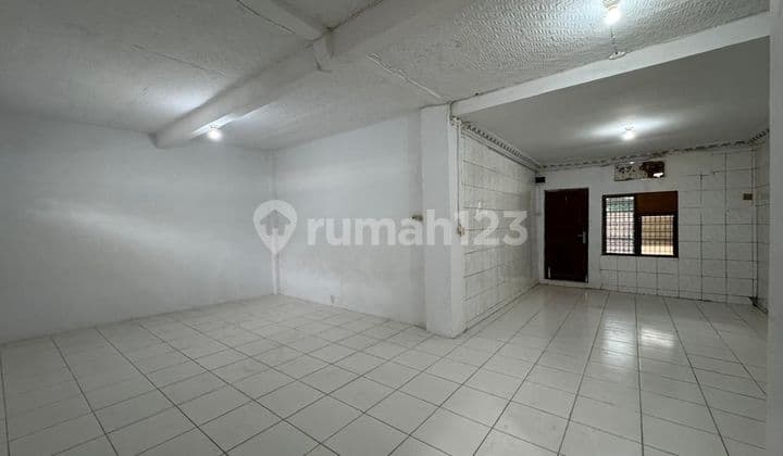 Cheap Warehouse for Rent on Pekojan Main Road, Suitable for Expeditions Near Pasar Pagi - Jembatan Lima