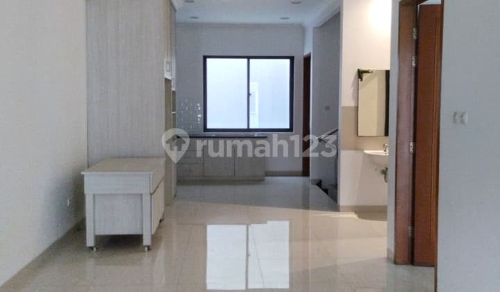 Rumah 3 Lantai Bagus Semi Furnished di Taman Ratu, Duri Kepa