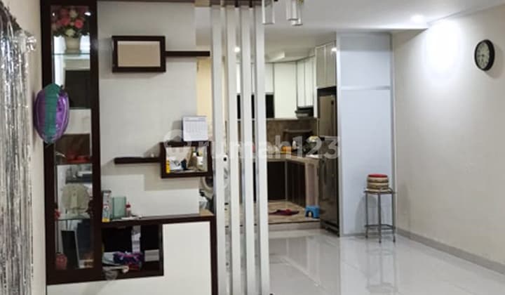 Rumah 2 Lantai Bagus Semi Furnished di Griya Permata, Cipondoh