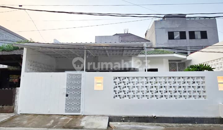 For Rent: Ready-to-Occupy House in Taman Meruya Ilir, Kebon Jeruk – 1 Floor, 3BR, Semi-Furnished, Strategic Location!