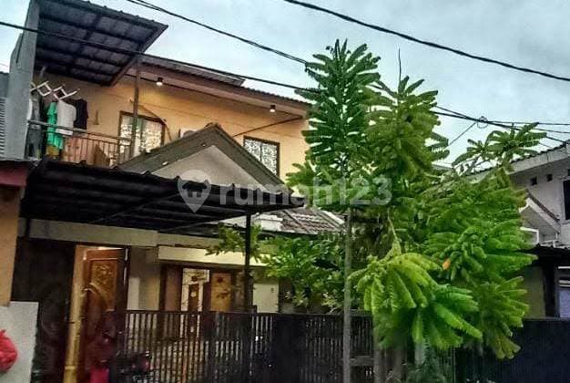 Rumah Dua Lantai Dalam Cluster Graha Bintaro