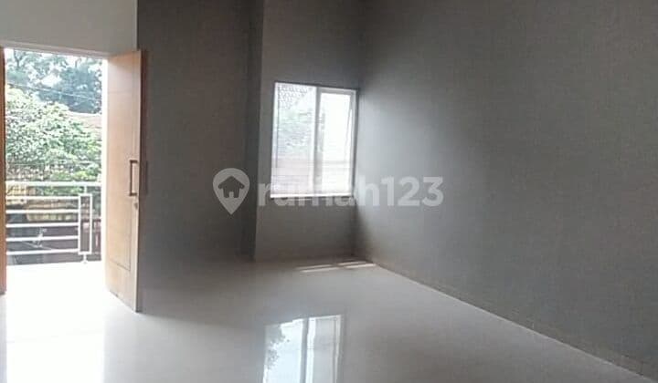 Rumah di Jl. Riau 2 Lantai SHM Bagus Timur Laut
