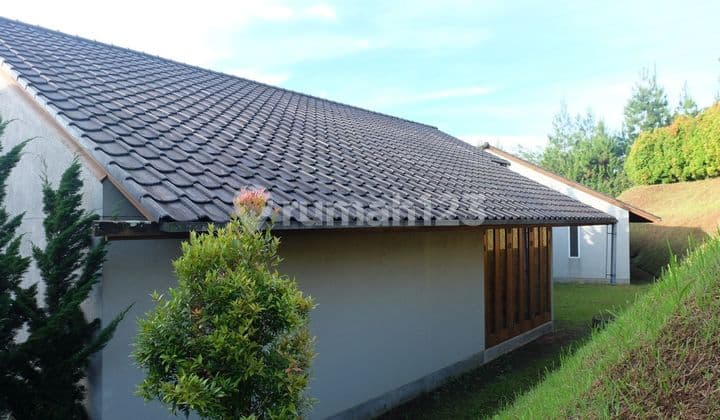 Rumah Super Luxury di Dago Resort Karya arsitek Tan Tik Lam , Satu2 nya Unit Property di Dago Resort dengan Luas Tanah Lebih dari 2000 m²